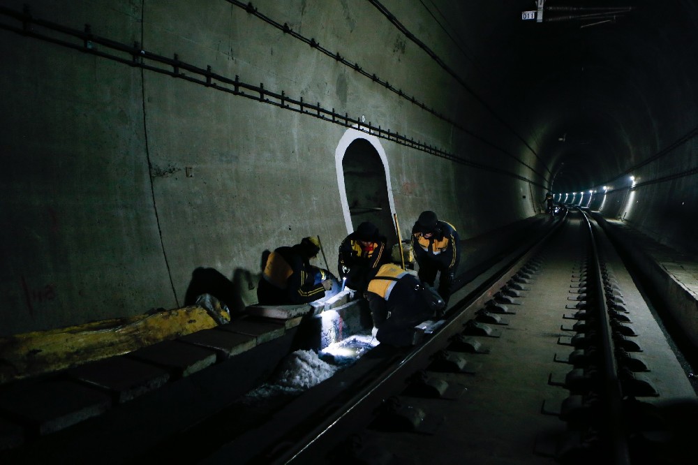 佳木斯铁路运营隧道病害现状